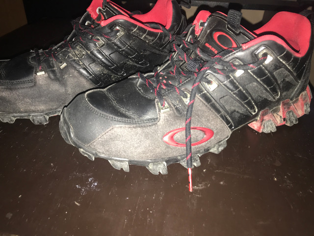 bota oakley vermelha