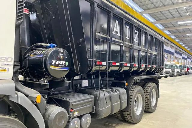 Caminhão Volvo VMX 290 6x4  com caçamba convencional 16m3 - Foto 11