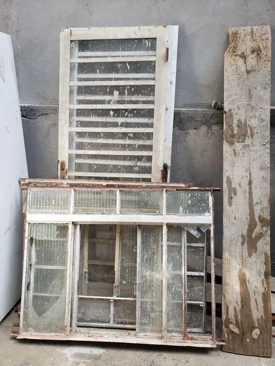 3 janelas e 2 portas de ferro