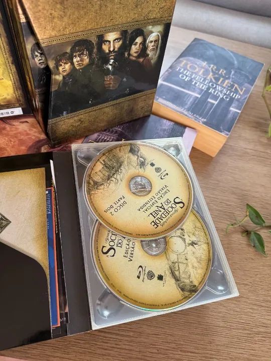 Blu ray do Senhor dos Anéis versão estendida + Livros em inglês + DVD  - Foto 2