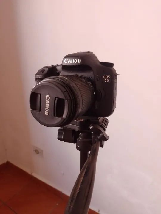 Canon 7D Câmera Profissional + Lente Canon 15x88mm + Tripé Profissional e brindes