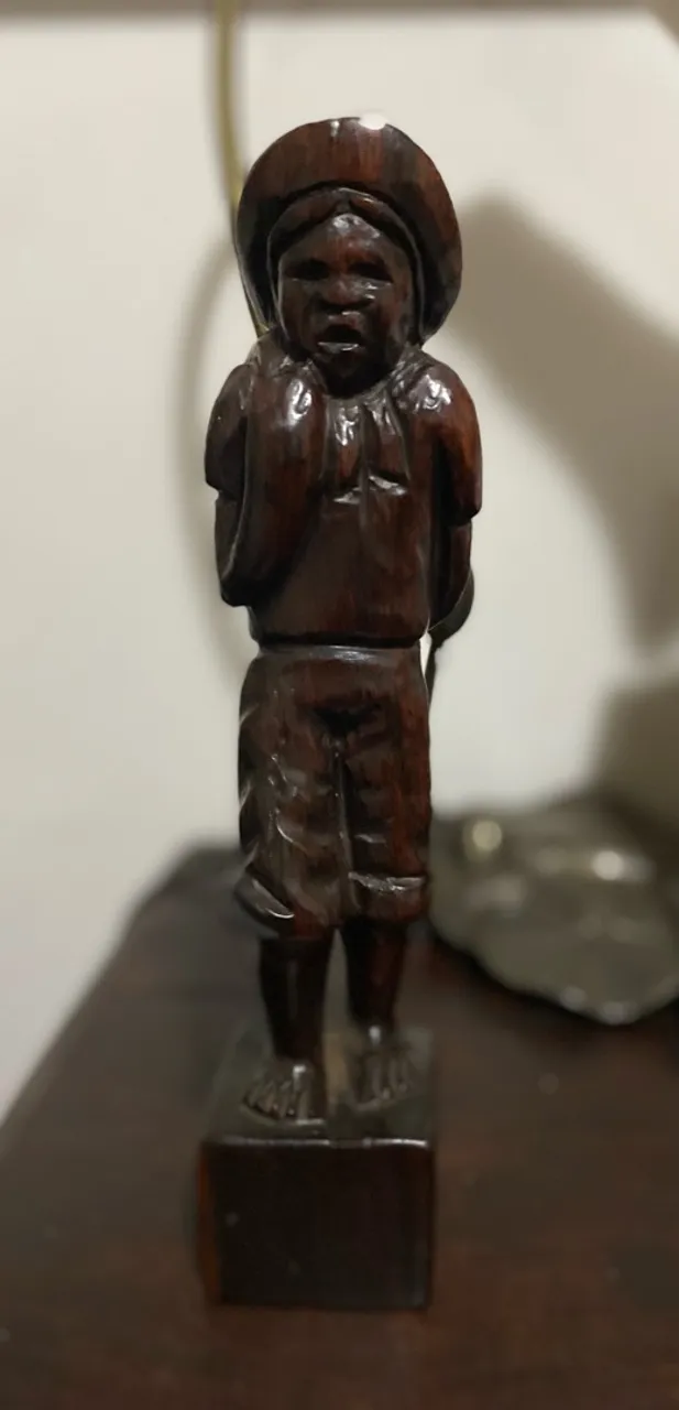 Escultura em madeira de figura humana trabalhador rural