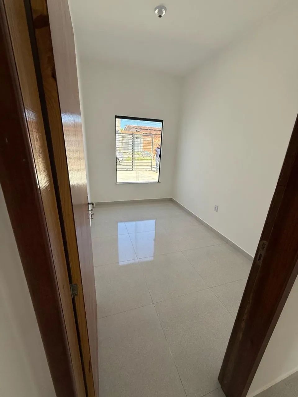 Casa 2/4, sendo uma supra, pe direito alto, toda no porcelanato - Foto 2