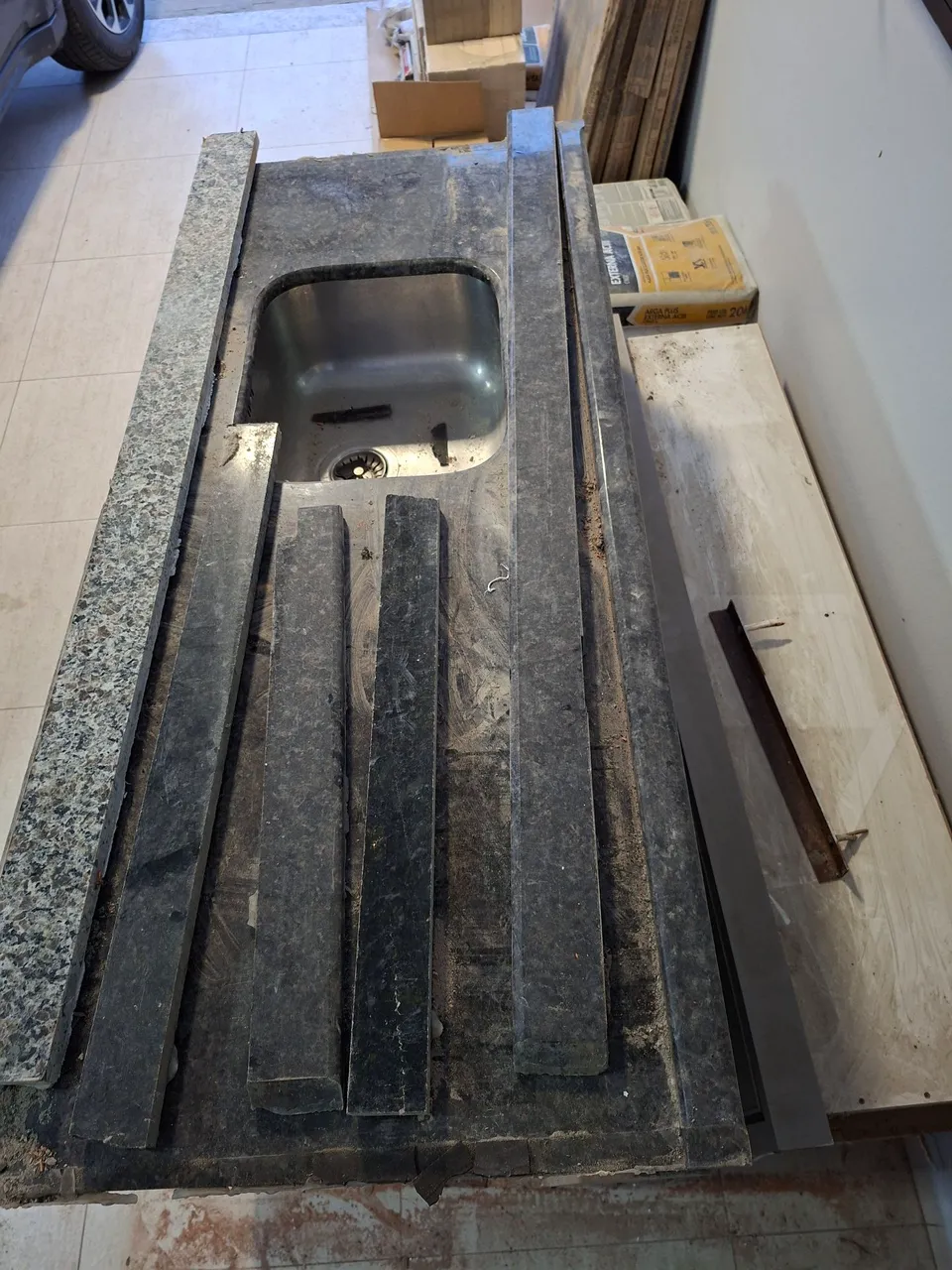 Balcão com pedra de marmore e cubo em inox para area de festa.