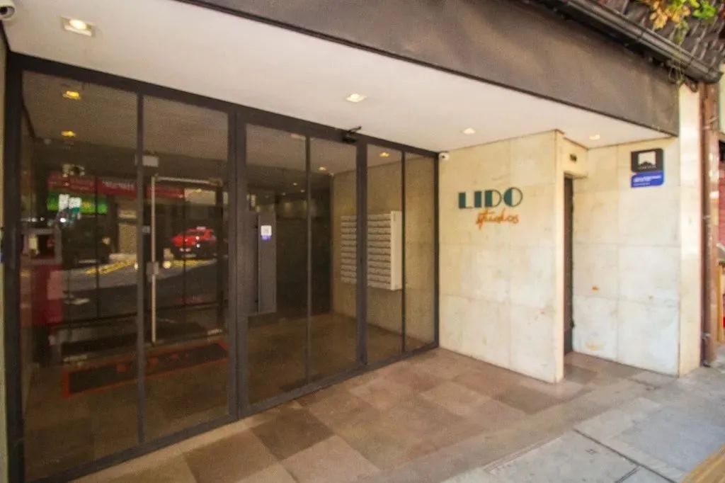 Studio mobiliado, com dormitório e espaço de convivência conjugados e banheiro social. Loc - Foto 4