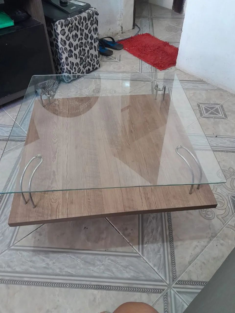Mesa de centro de vidro e madeira