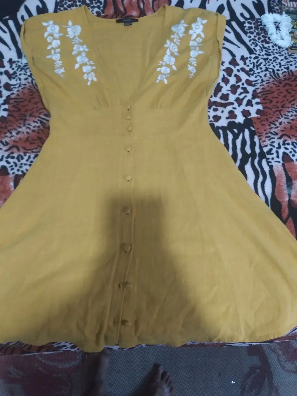 Vestido amarelo com flores brancas