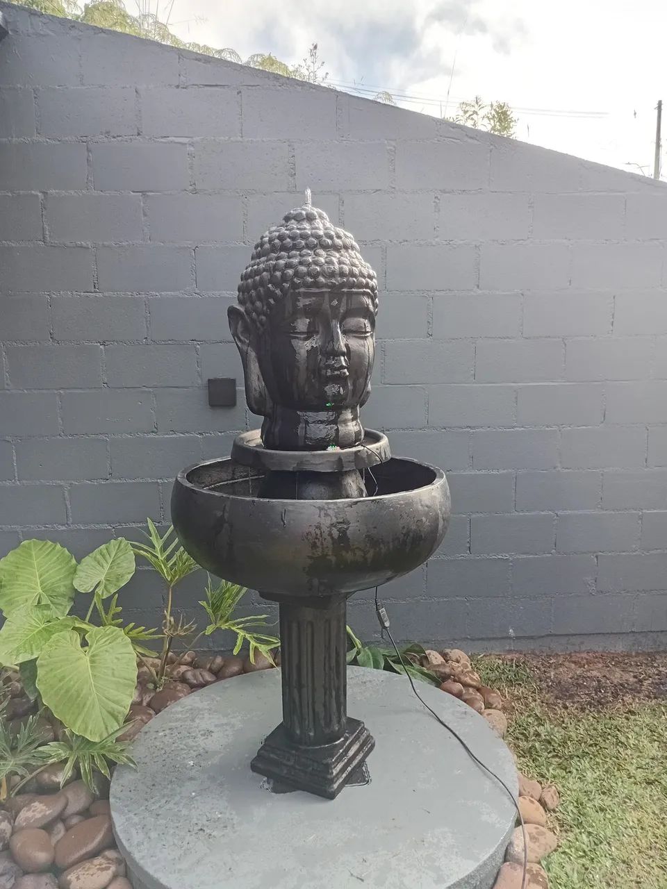 Fonte de água com Buda