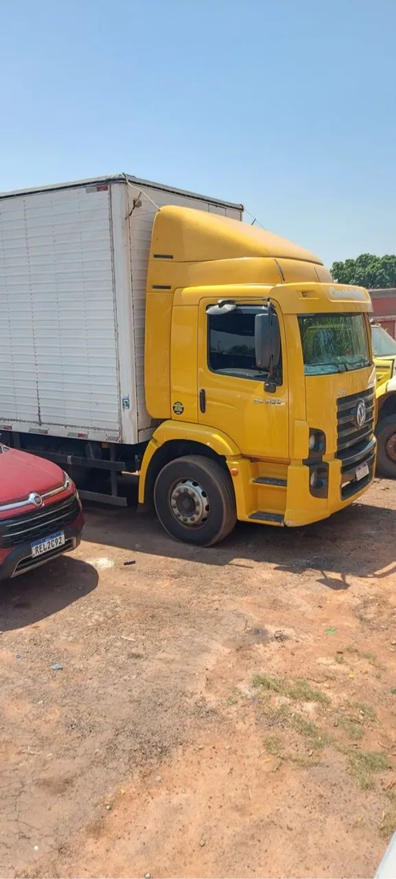 Caminhão Baú Volkswagen 24-250