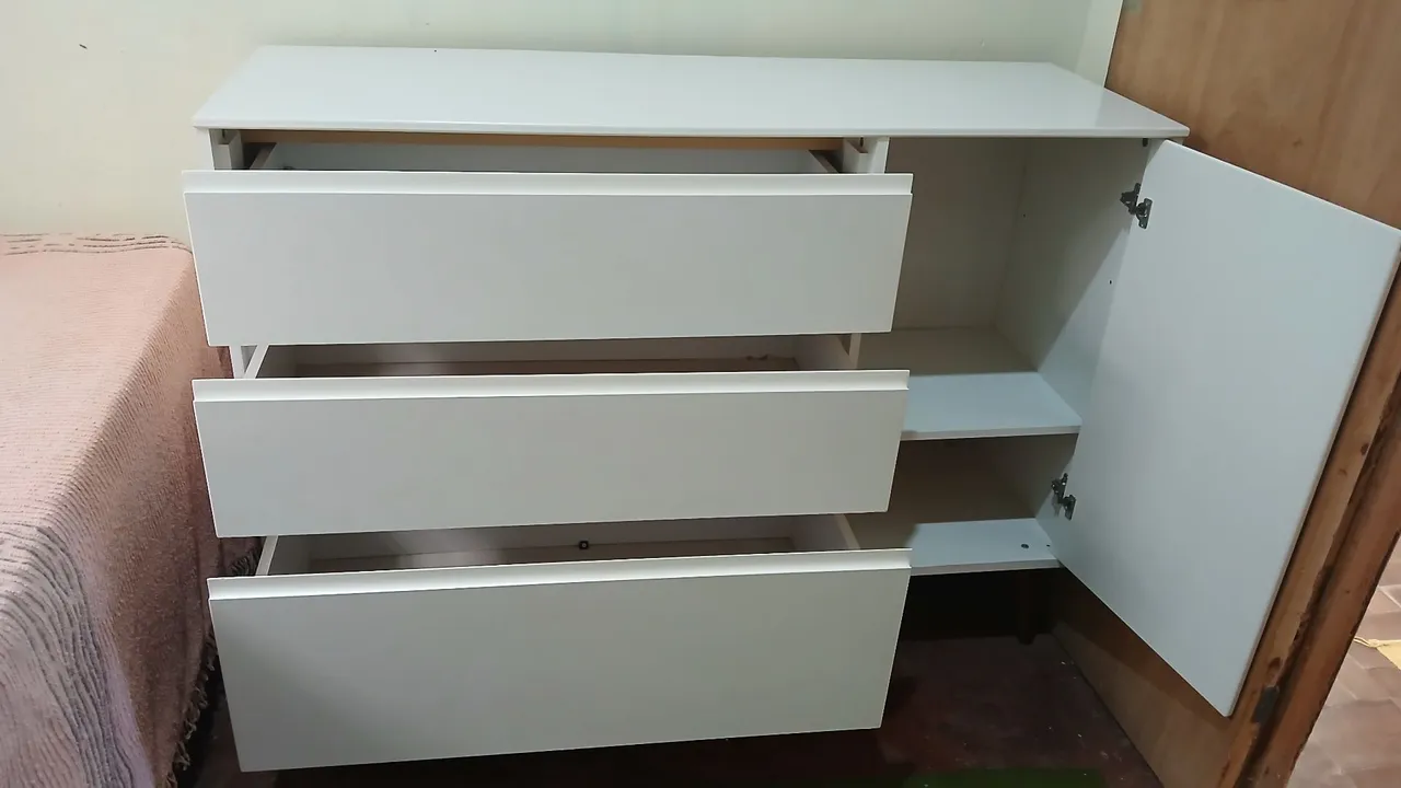 Cômoda branca com gavetas e porta