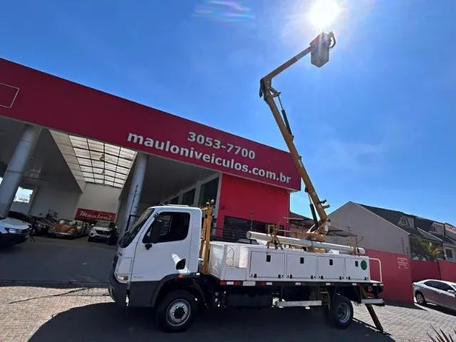 Accelo 815 Mercedes-Benz equipado com cesto aéreo 13,5 metros