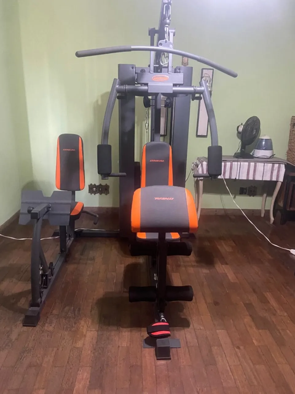 Aparelho de musculação e caminhada