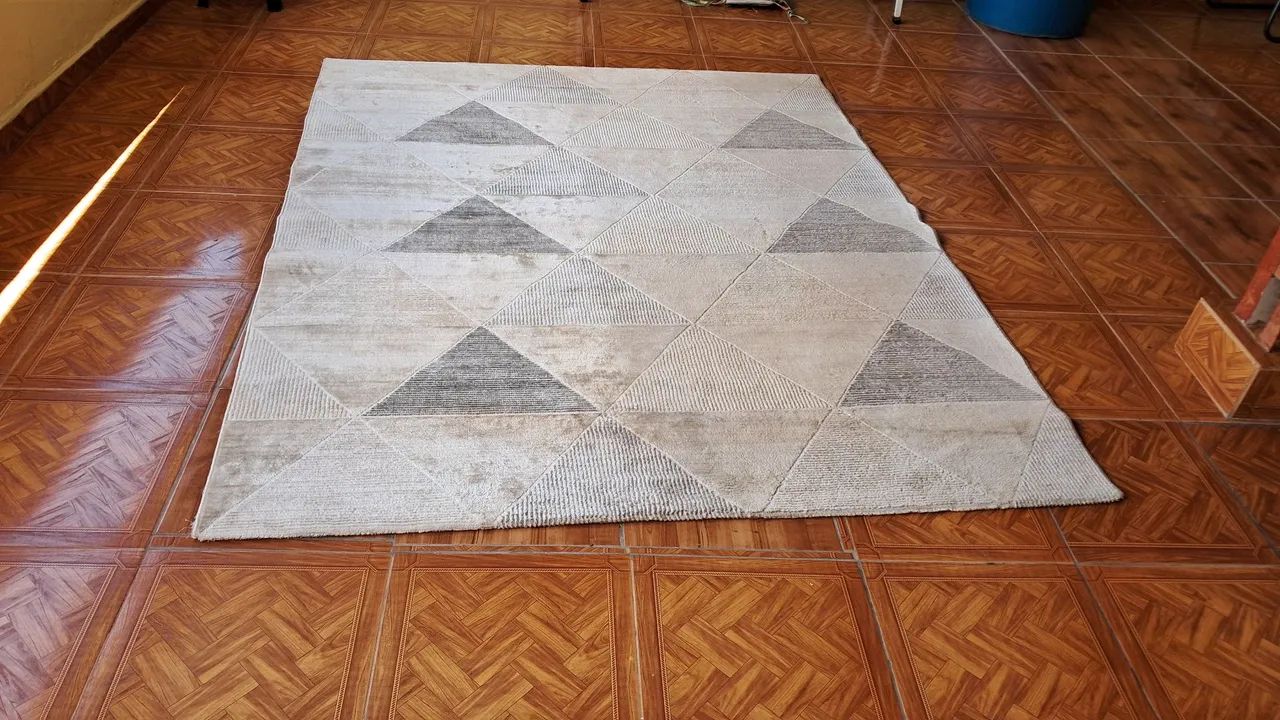 Tapete Triangular Bege e Cinza