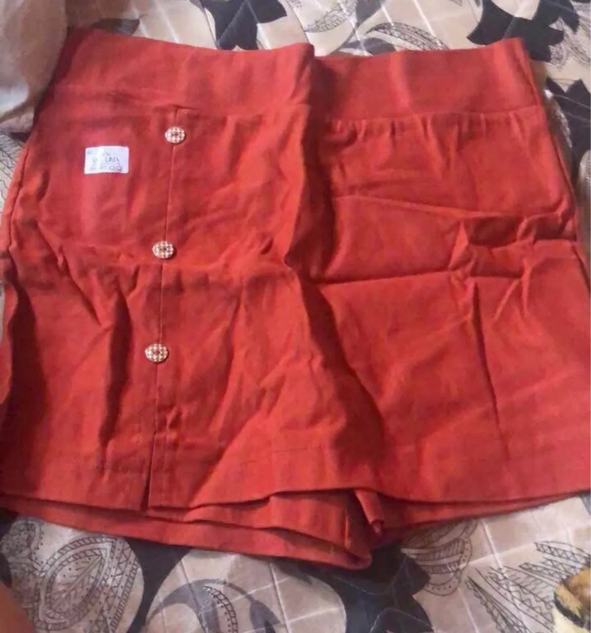 Shorts saia com botões novo