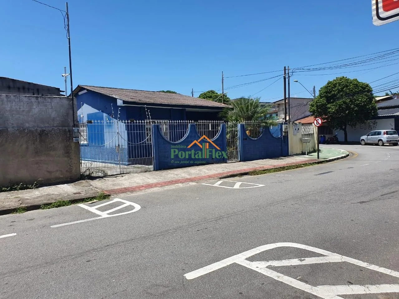 Casa com 3 dormitórios para alugar, 65 m² por R$ 2.500,00/mês - Parque Residenci