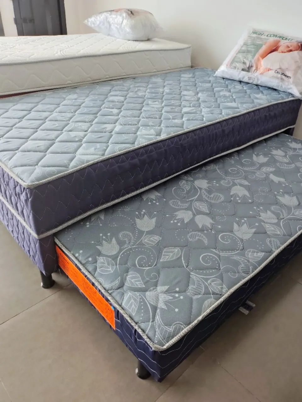 Cama unibox com cama auxiliar disponível à pronta-entrega 