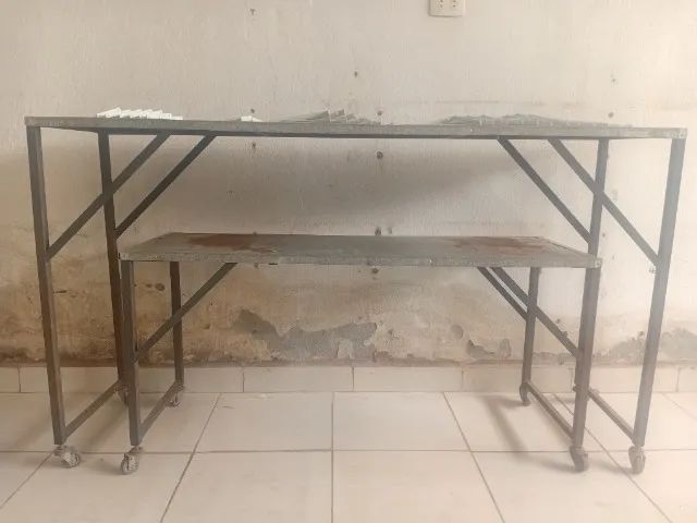 2 bancadas com rodízios.