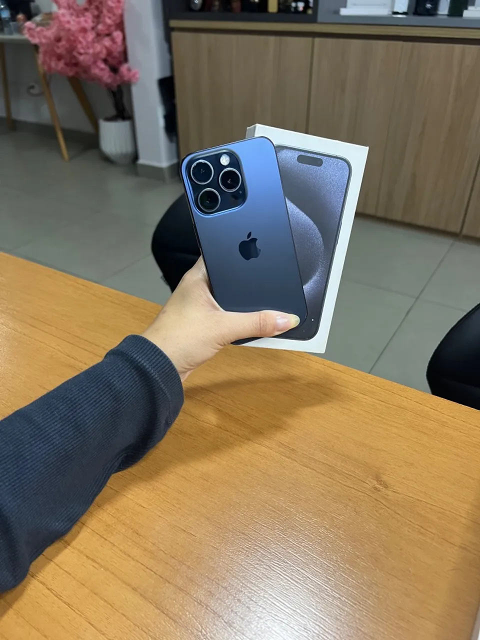 iPhone 15 pro azul impecável