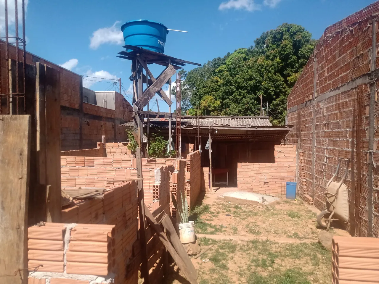 Terreno com casa de madeira 