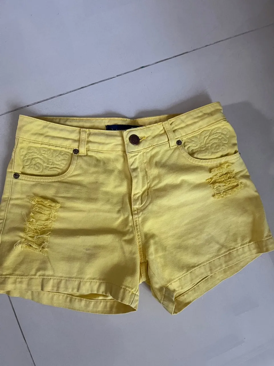 Shorts Jeans Amarelo Destroyed