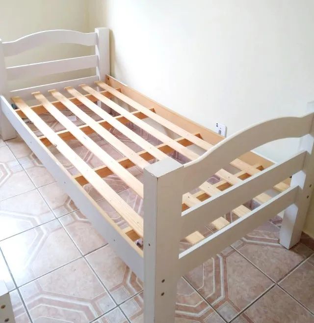 CAMA DE SOLTEIRO BRANCA - MADEIRA - Foto 2