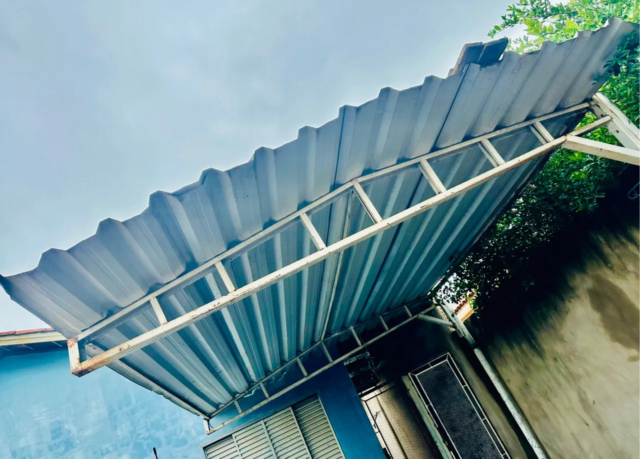Cobertura de metal para garagem ou área externa
