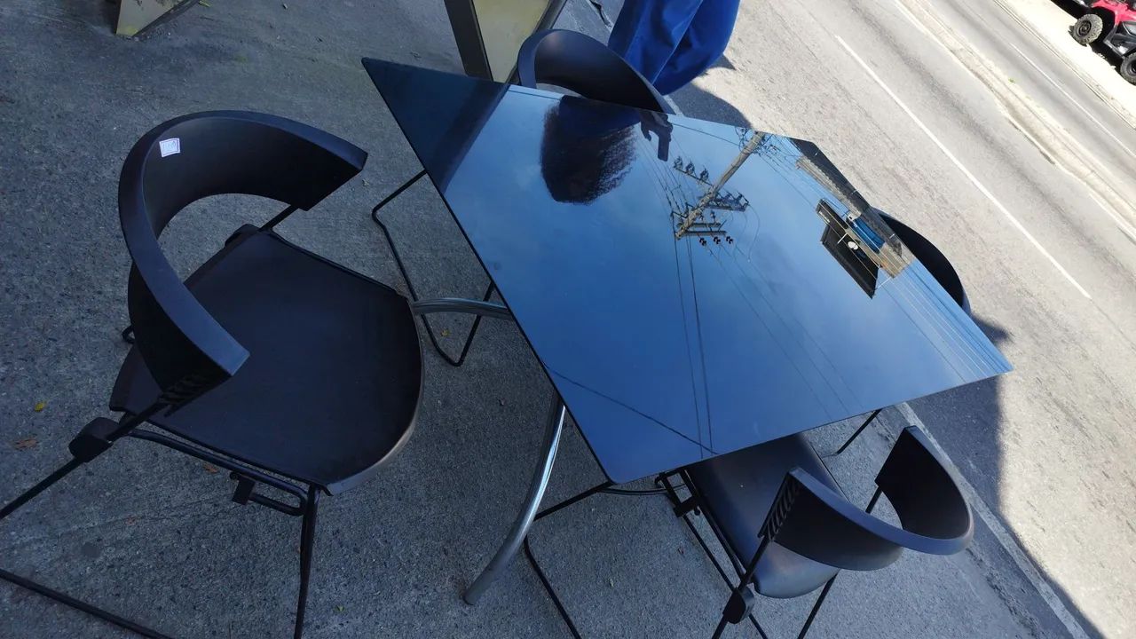 Mesa de vidro 4 lugares Lindas e moderna - Brechokinho 
