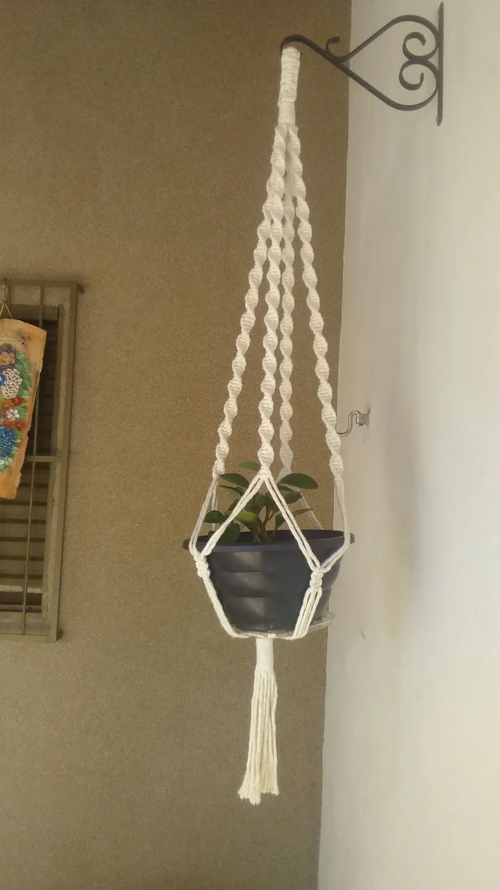 Suporte para plantas em macramê