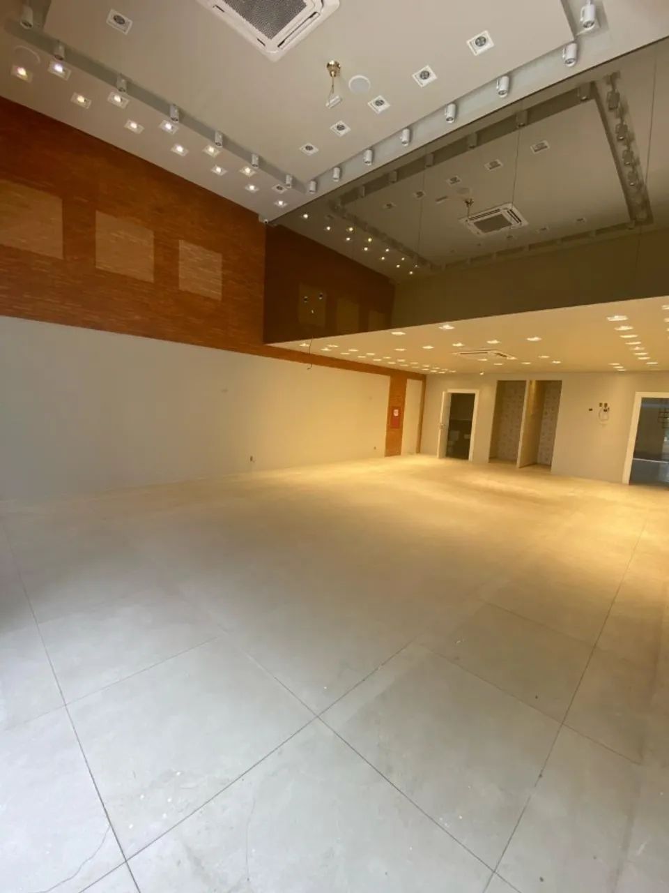 LOJAS COMERCIAIS DE ALTO PADRÃO NA VILA SANTA CECÍLIA