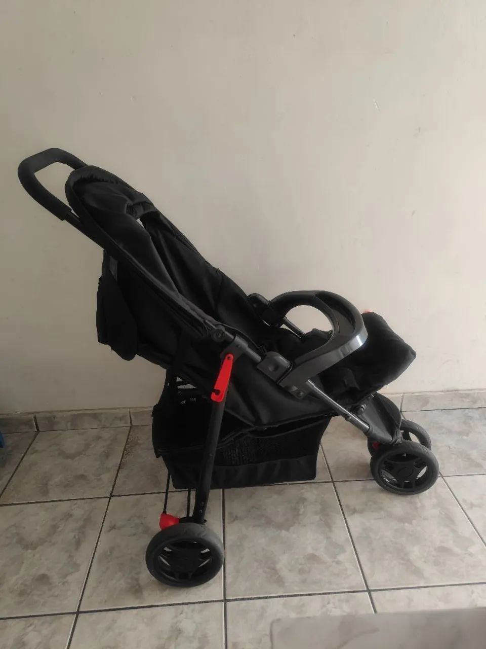 Carrinho de Bebê - Leve e Prático