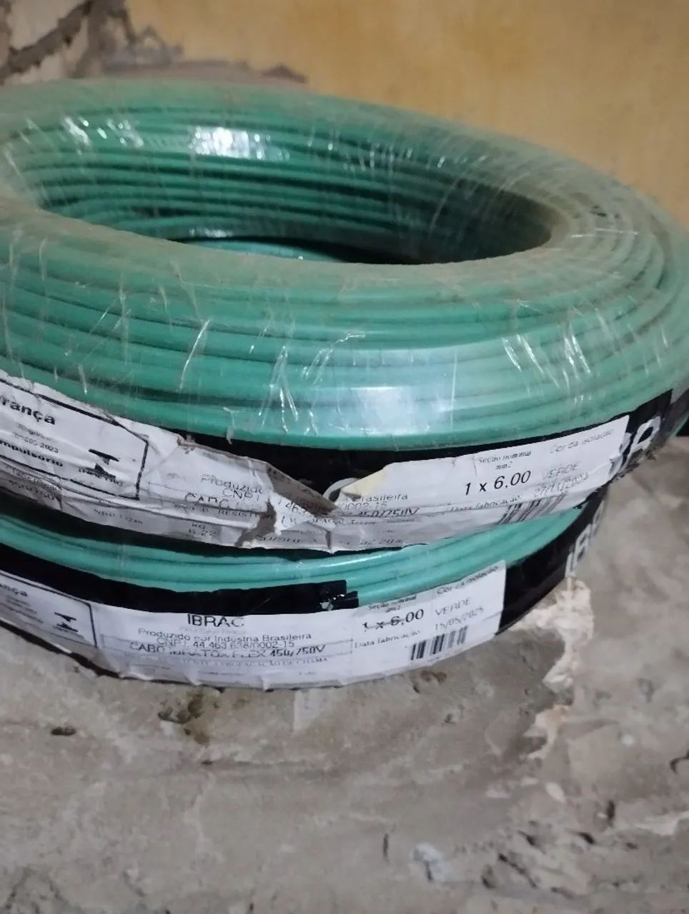 Duas peças de cabo 6 milímetros pra vender ligeiro 150 cada