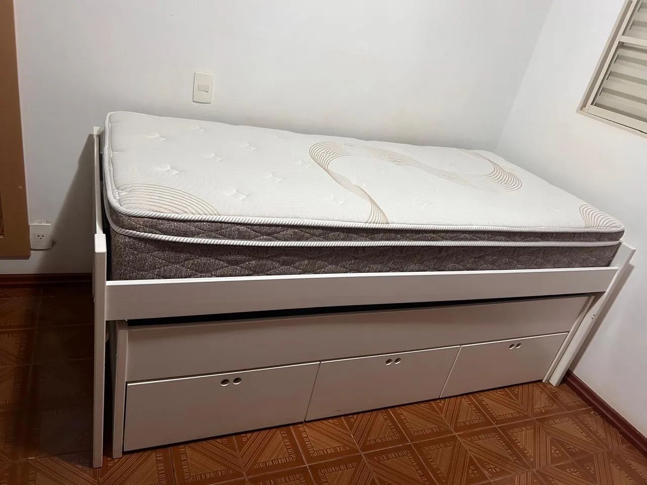 Cama dupla com gavetas em madeira branca  - Foto 3