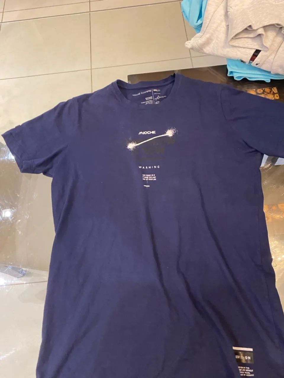 Camiseta básica mioche, com pequena estampa na frente 