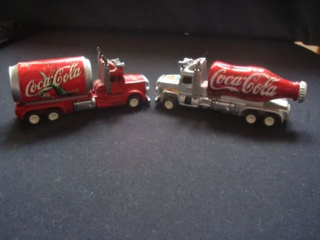 Duas Miniaturas de brinquedo dos caminhões da Coca Cola - Foto 3