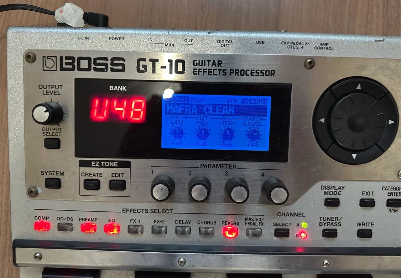 Boss GT-10 - Pedaleira de Guitarra Multi-Efeitos Profissional