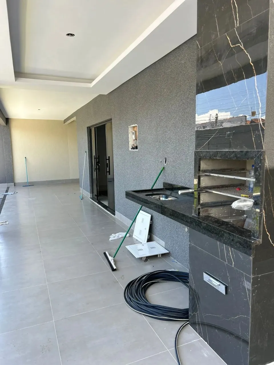 LINDA CASA COM PISCINA E ACABAMENTO EM ALTO PADRÃO. 3Q 1S.