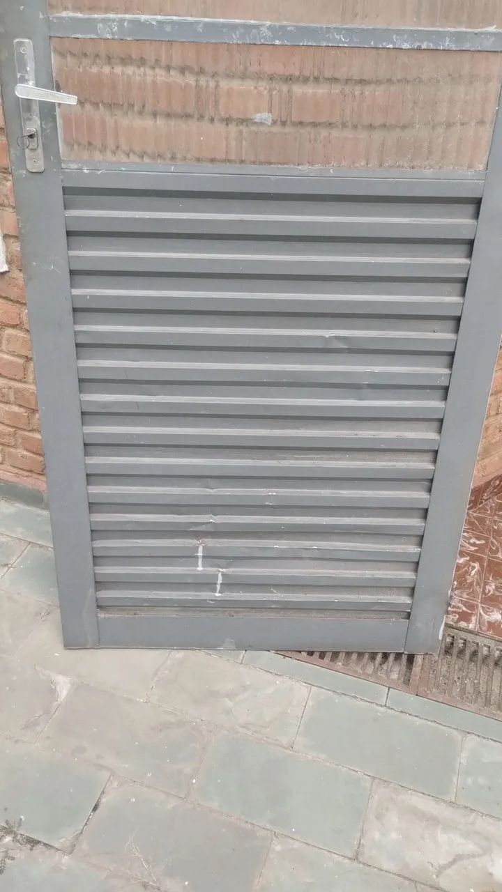 Porta de metal com vidros - SEM BATENTE - Foto 4
