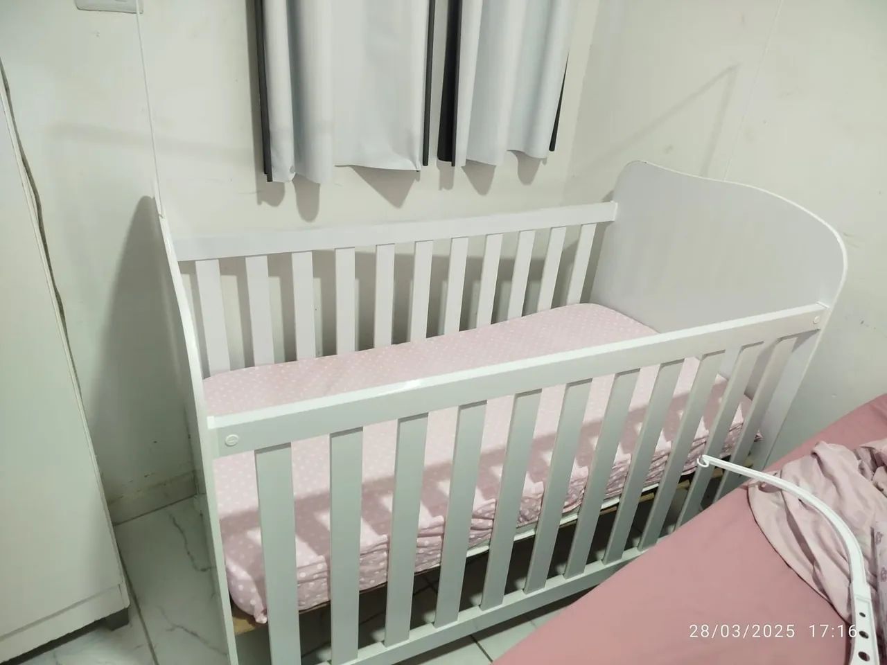 Berço branco para bebê