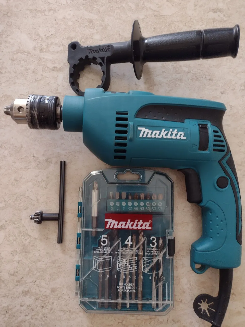 Furadeira Makita com Kit de Brocas Completo