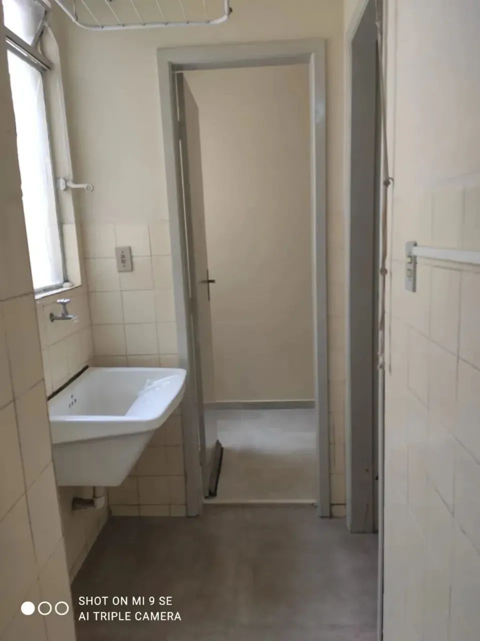 Ótimo apto de 2 quartos com piso porcelanato, sala com sacada com piso porcelanato, banhei - Foto 8
