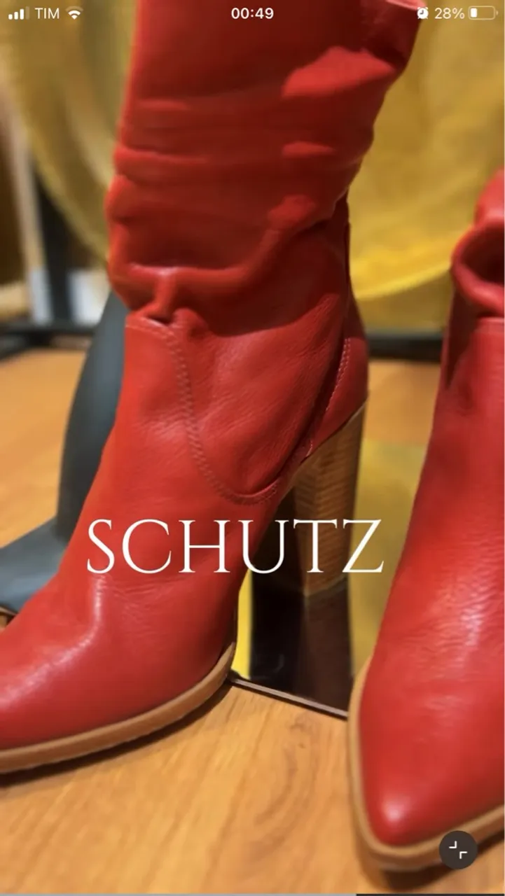 Bota Schutz Vermelha - Elegância e Estilo!