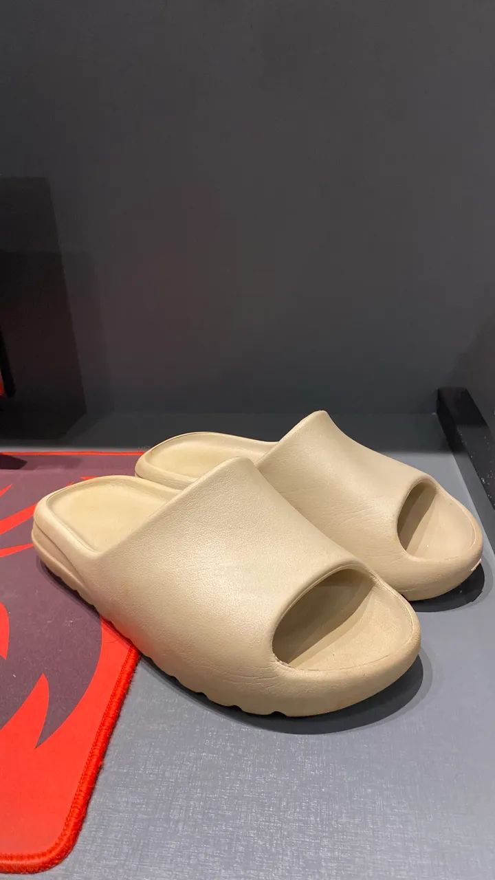 Chinelo Slide Estilo Yeezy