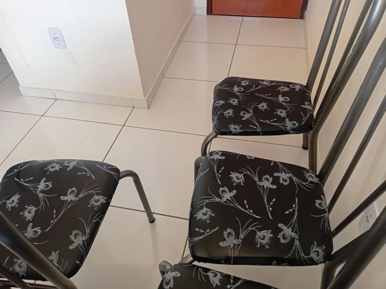 mesa  grande retangular com 4 cadeiras de ferro  - Foto 2