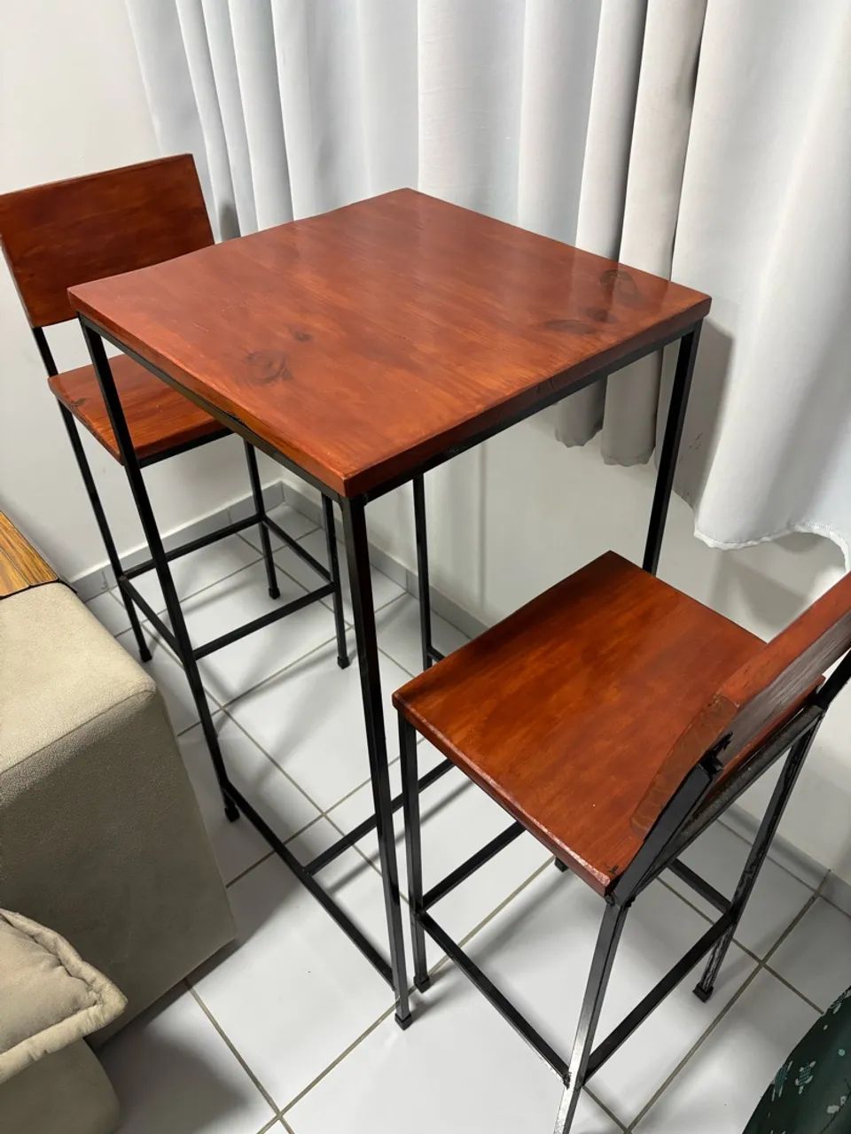 Mesa alta de madeira