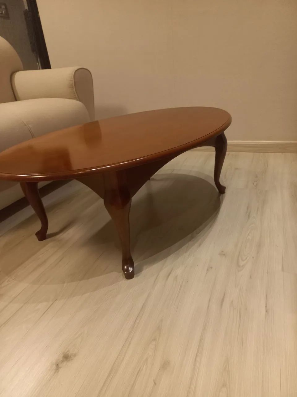Mesa centro estilo inglês em madeira maciça 