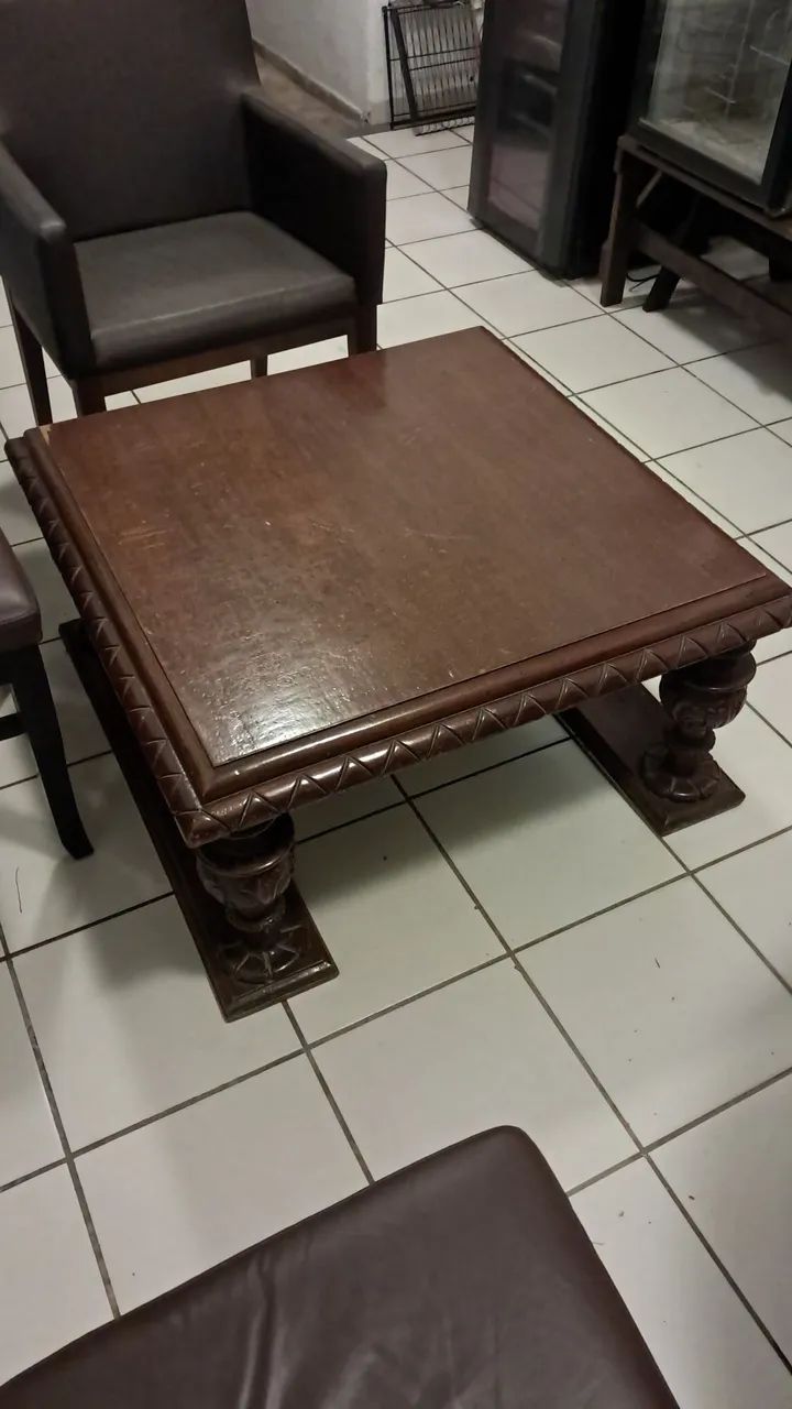 Mesa de centro antiga. Madeira.