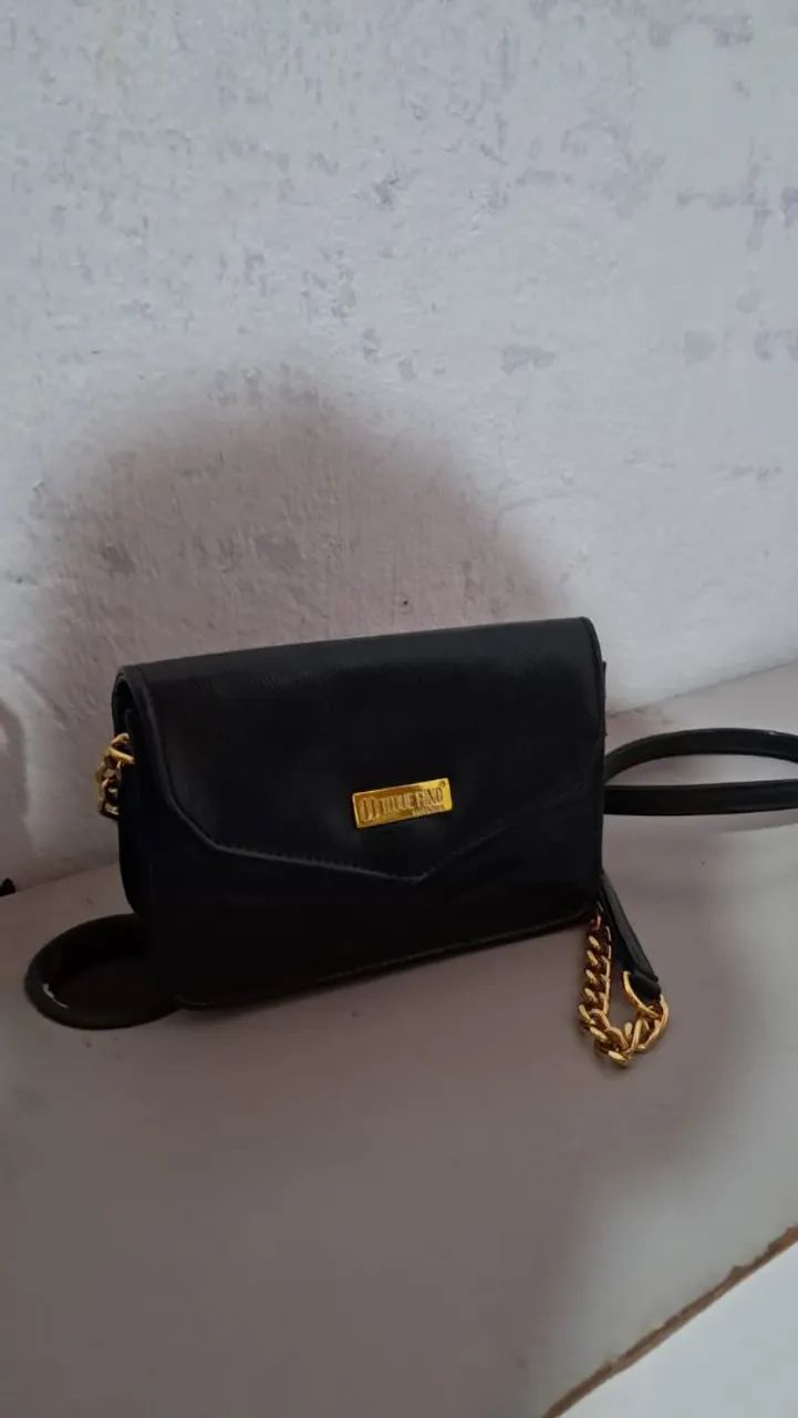 bolsa preta com alça em corrente dourada 