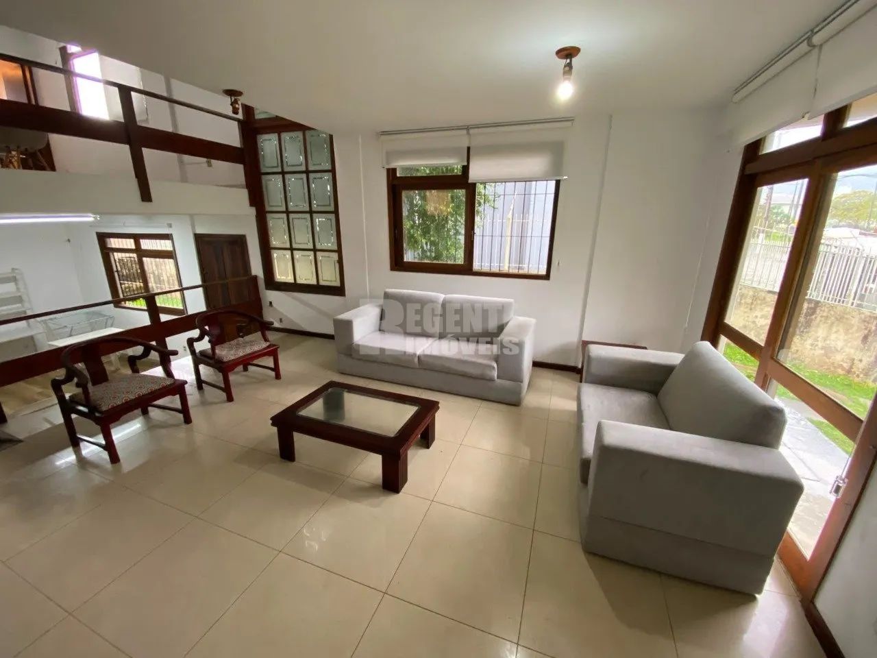 Excelente casa com 04 dormitórios no bairro Itacorubi! - Foto 3