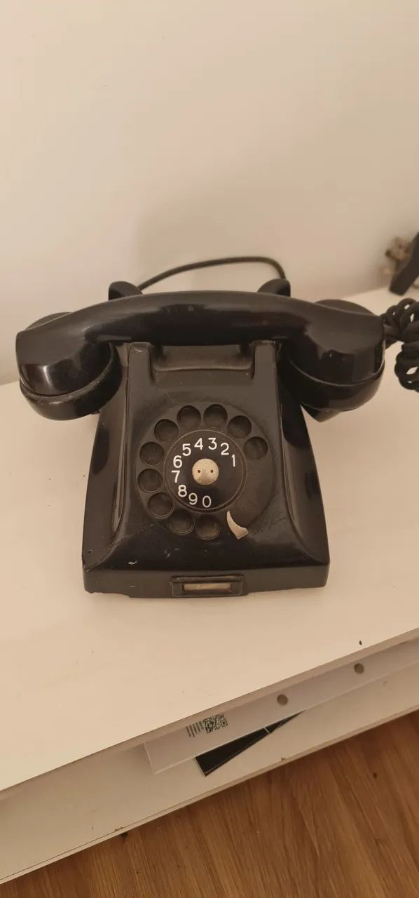 Telefone preto antigo