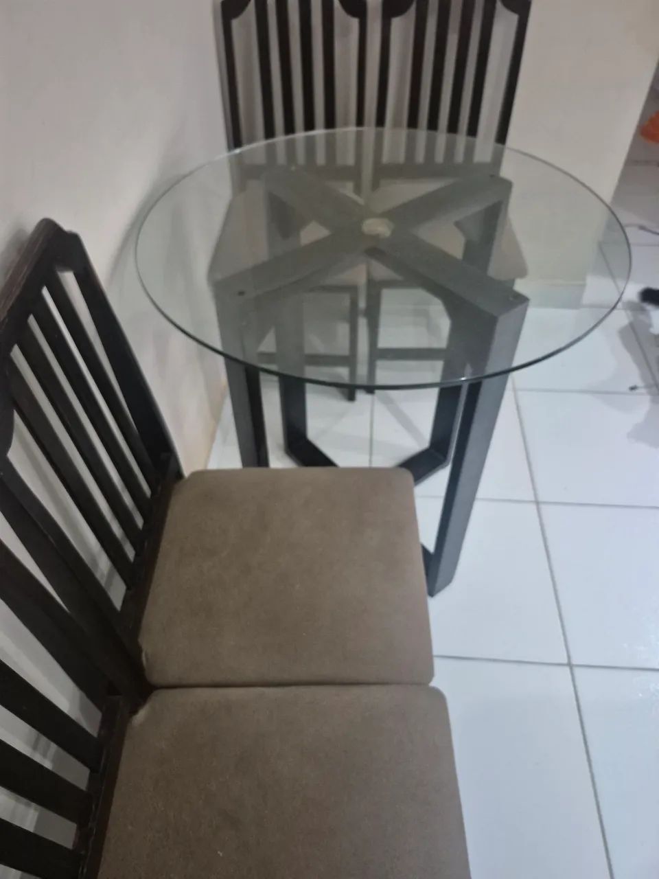 Mesa de jantar redonda de vidro e 4 cadeiras - Foto 2